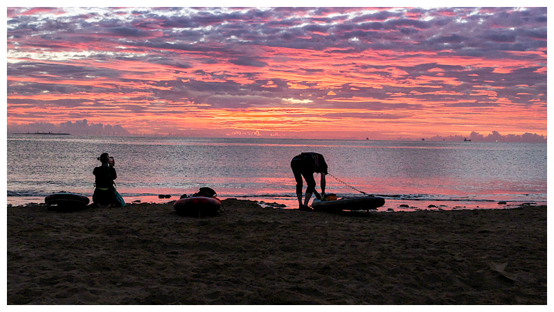 Holiday chalet for sale Humberston Fitties. Image shows paddle boarders at sunrise on the humber estuary